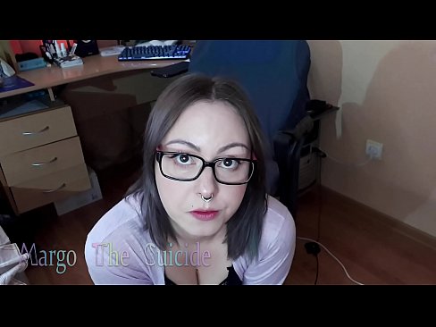 ❤️ 戴眼鏡的性感女孩在鏡頭前深吸假陽具 ☑ 自製色情 在我們 ❌❤